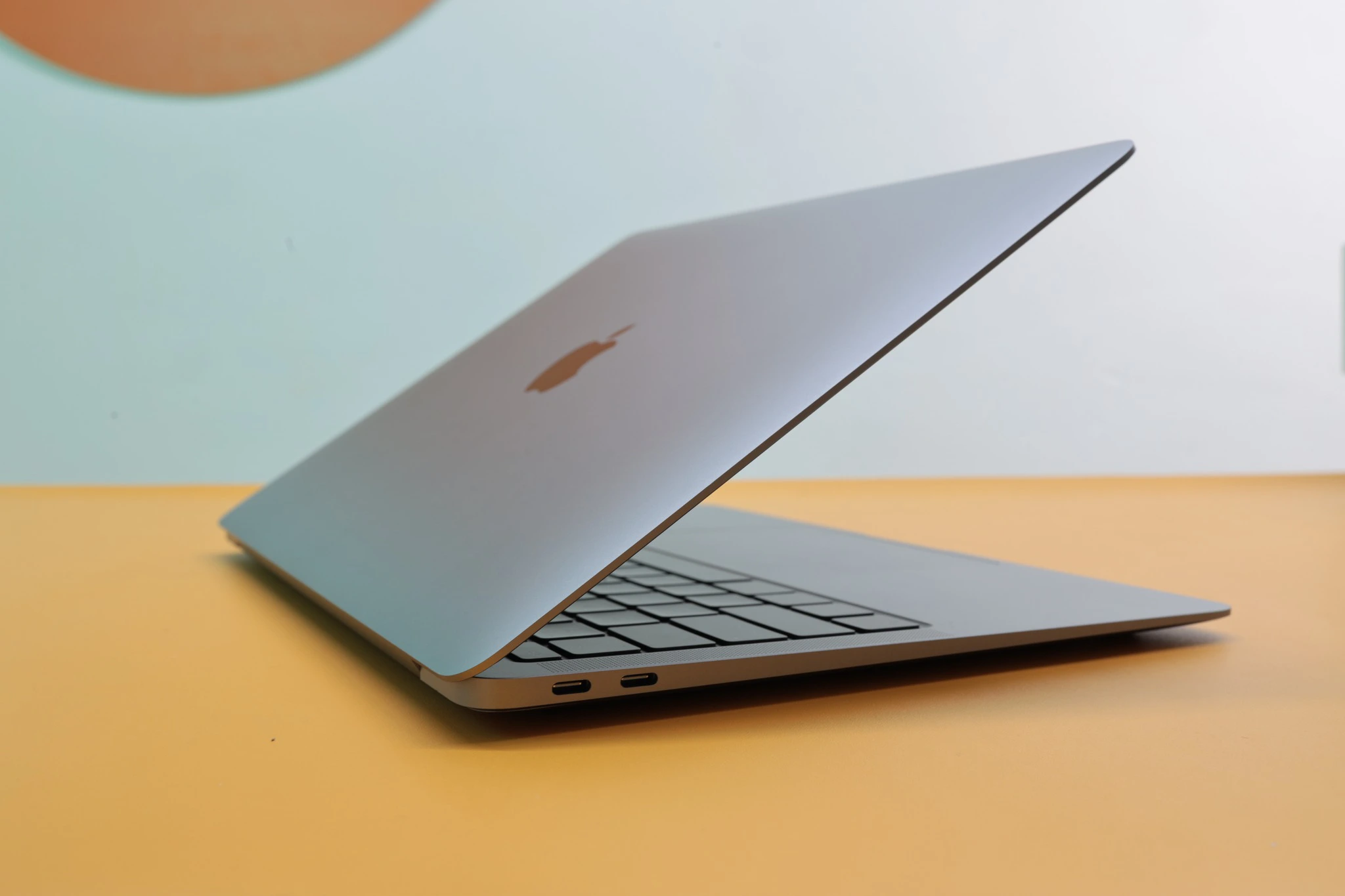 Apple Macbook Air M1 - macbook giá rẻ từ Apple, dòng máy quốc dân dành cho HSSV